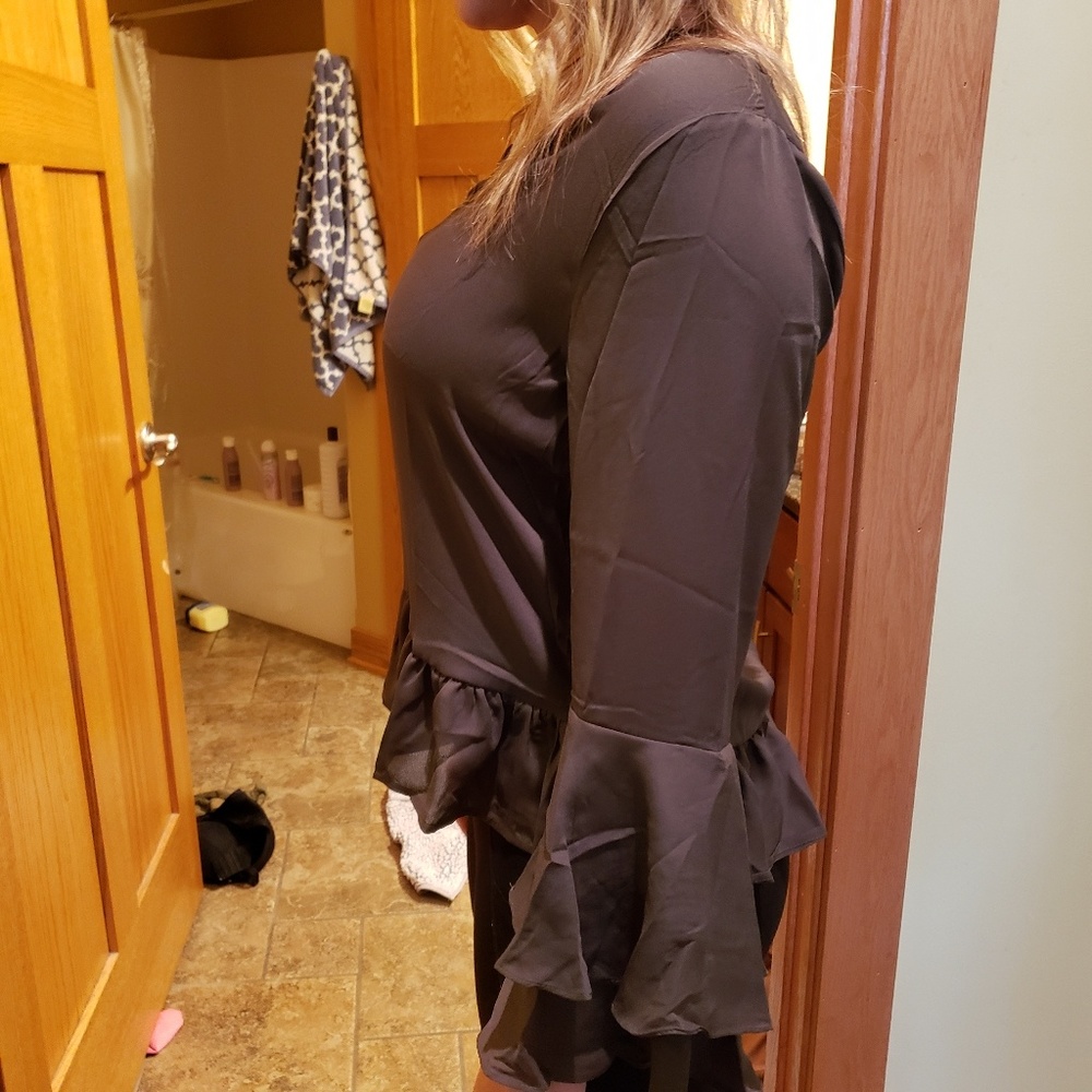 BRAND NEW Bell Sleeved Top - Picture 4 of 4